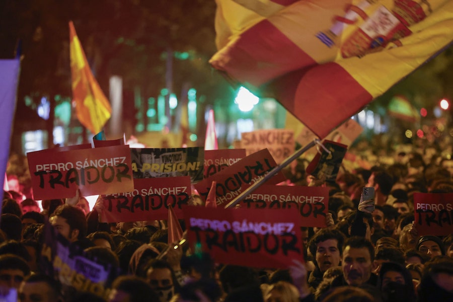 Caos en Madrid Miles exigen la renuncia de Pedro Sánchez