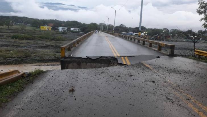 Cierre indefinido de la Vía Medellín-Santa Fe de Antioquia por colapso de puente en el río Tonusco