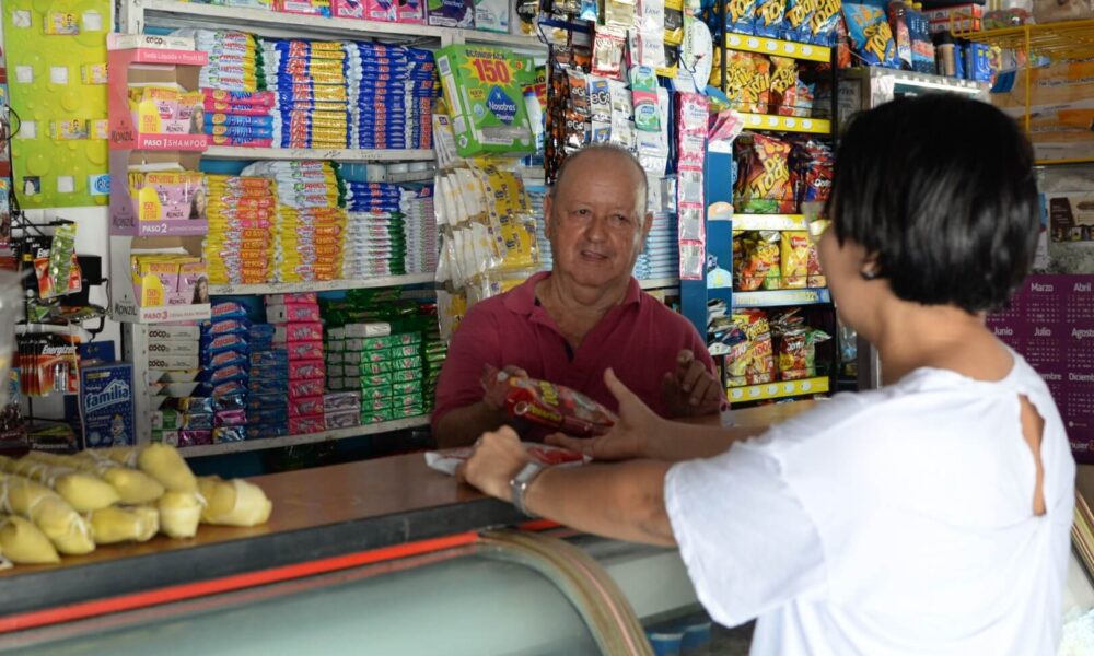 Tiendas de barrio al borde del colapso tras 30 días del impuesto saludable