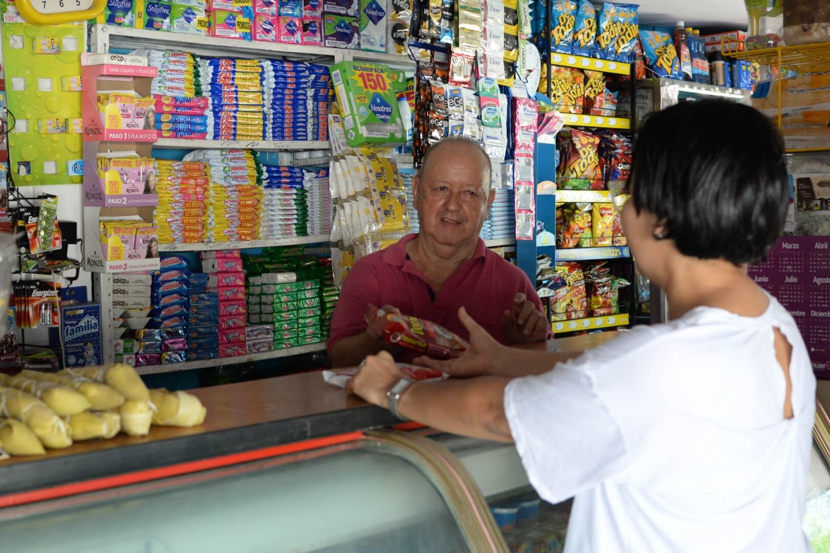 Tiendas de barrio al borde del colapso tras 30 días del impuesto saludable