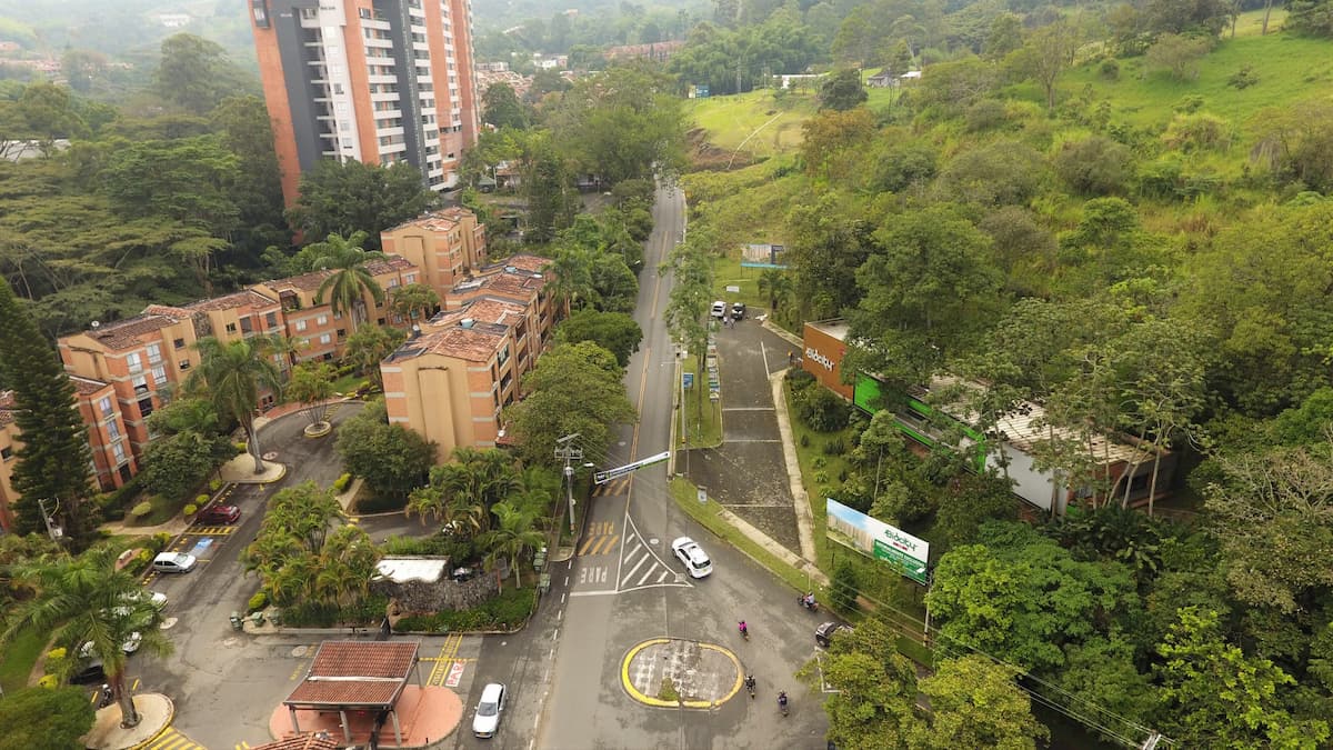 Transformación y Desafíos Un Carril de la Transversal Intermedia de Envigado Cerrará por Modernización del Alcantarillado