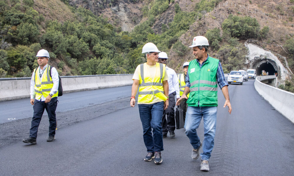 Gobernador de Antioquia Exige Acción Terminen la Vía al Mar o Entréguenla para Culminarla 1