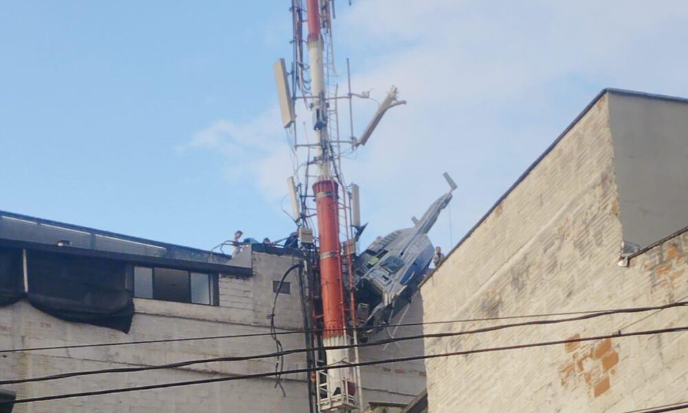 Helicóptero turístico se accidenta y queda colgando de edificio en Medellín, rescatadas ilesas las personas atrapadas