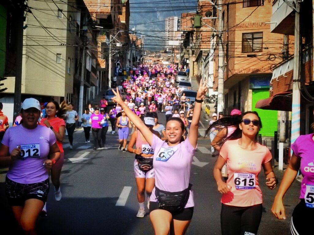 ¡Éxito sin límites! Carrera de la Mujer 2k marca el cierre triunfal de una década dedicada a ellas en Bello 2