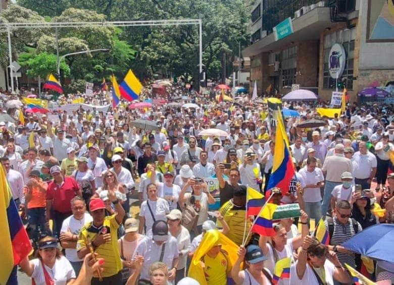 Medellín alza su voz, ¡Fuera Petro! marcha masiva contra el gobierno sacude las calles