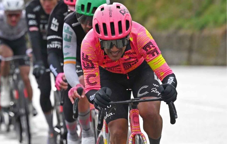 Richard Carapaz brilla en la Tirreno Adriático y se convierte en líder de montaña