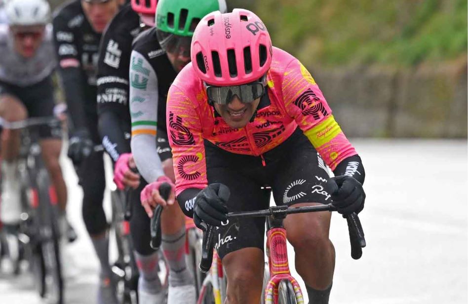 Richard Carapaz brilla en la Tirreno Adriático y se convierte en líder de montaña