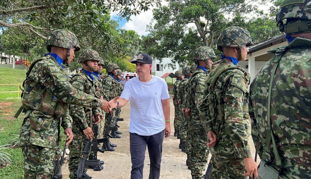 “Caminamos entre los cuerpos”, Gobernador de Antioquia Visita Remedios tras Enfrentamiento entre el Clan del Golfo y ELN