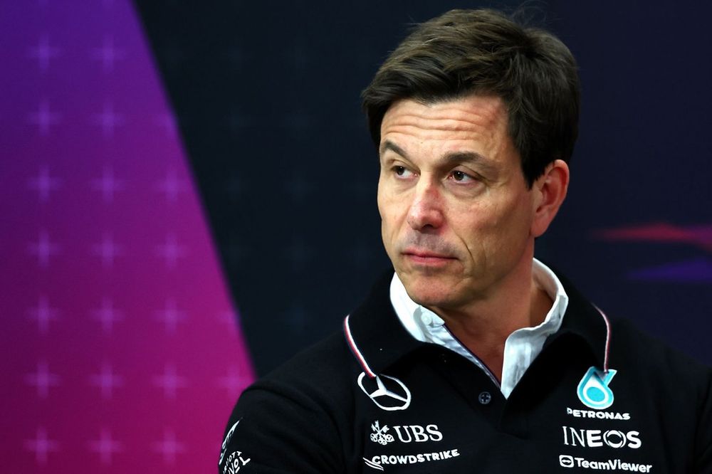Toto Wolff Revela, seguimos a Sainz y asumimos que Verstappen permanecerá en Red Bull en 2025