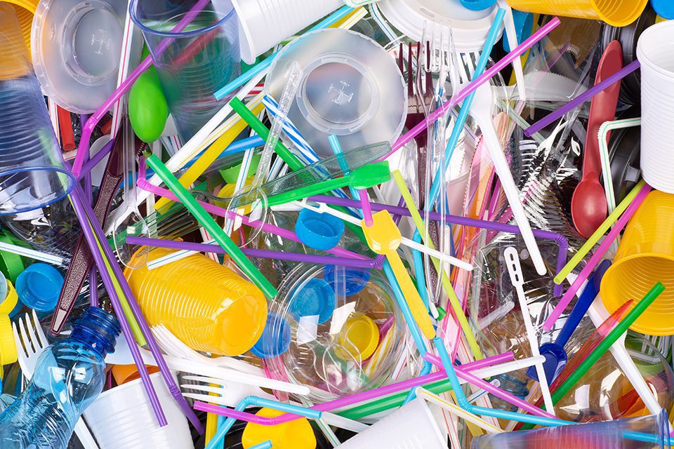 Adiós a los plásticos de un solo uso, conoce las multas por incumplir la Ley 2232 de 2022