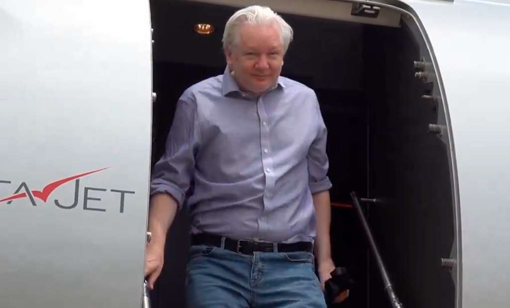 Julian Assange Regresa a Australia Tras 12 Años de Reclusión, Un Vuelco Histórico en la Búsqueda de Libertad