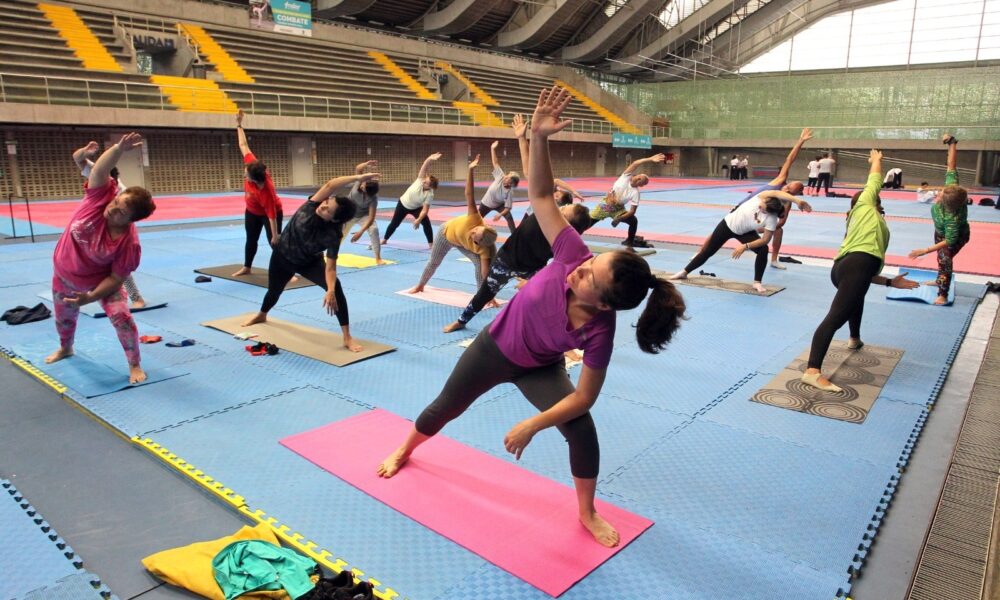 Medellín se mueve al ritmo del Yoga, celebración del día internacional con Yoga gratuito en el parque biblioteca de Belén