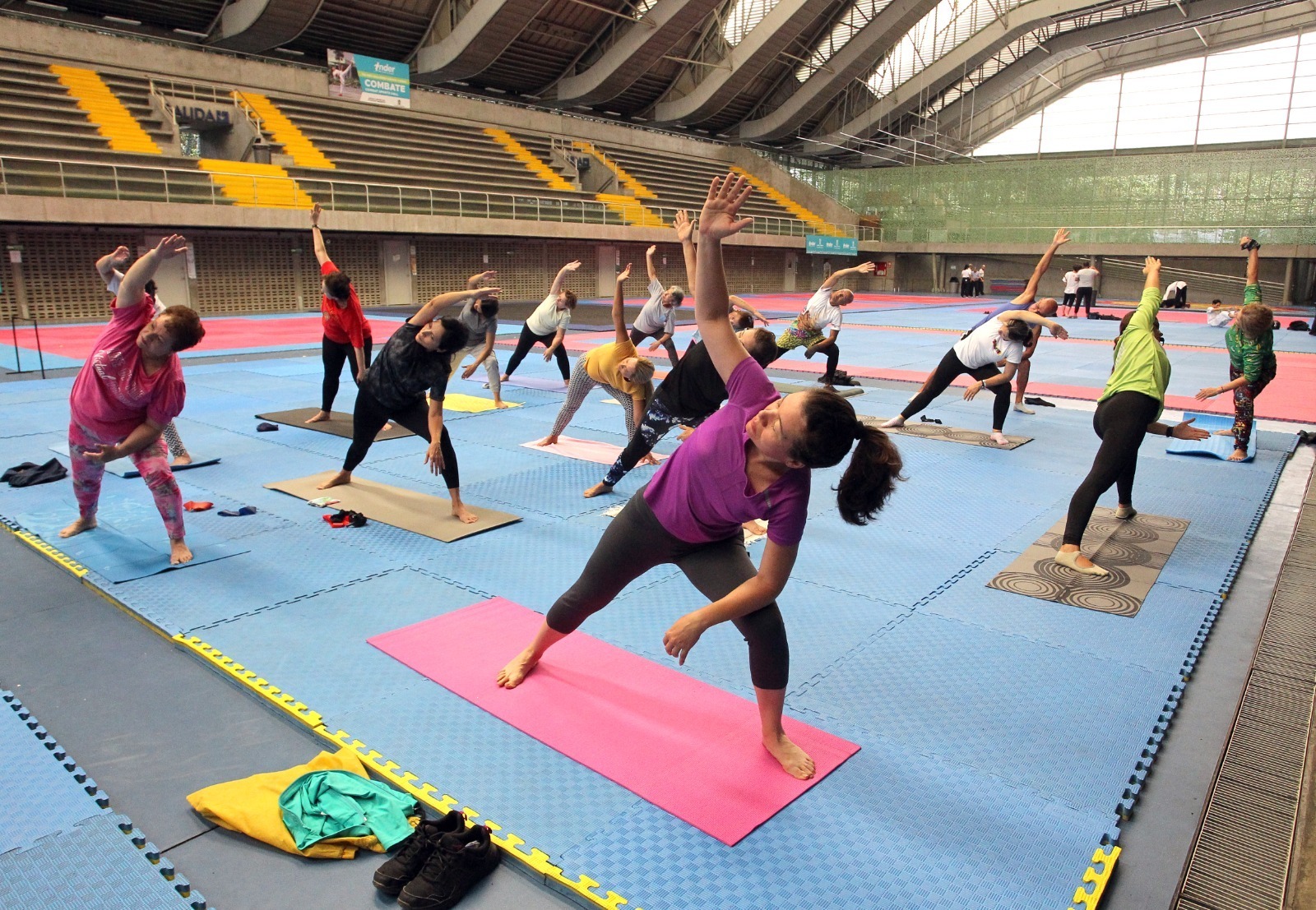 Medellín se mueve al ritmo del Yoga, celebración del día internacional con Yoga gratuito en el parque biblioteca de Belén