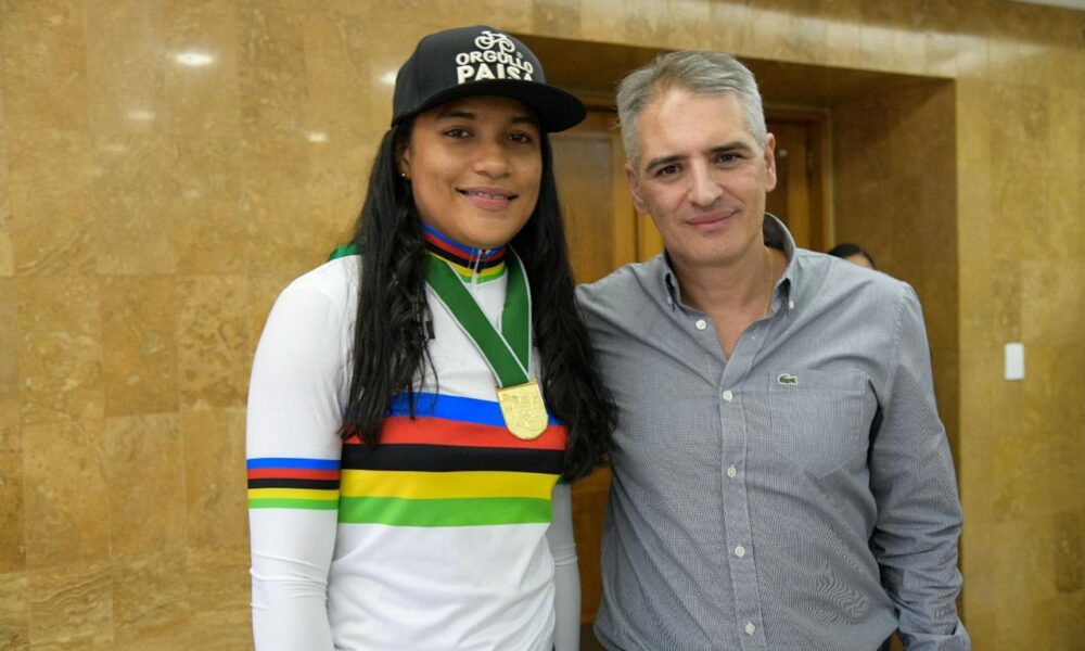 Stefany Lorena Cuadrado, la Joven estrella del ciclismo, es condecorada con el escudo de Antioquia por sus triunfos mundiales