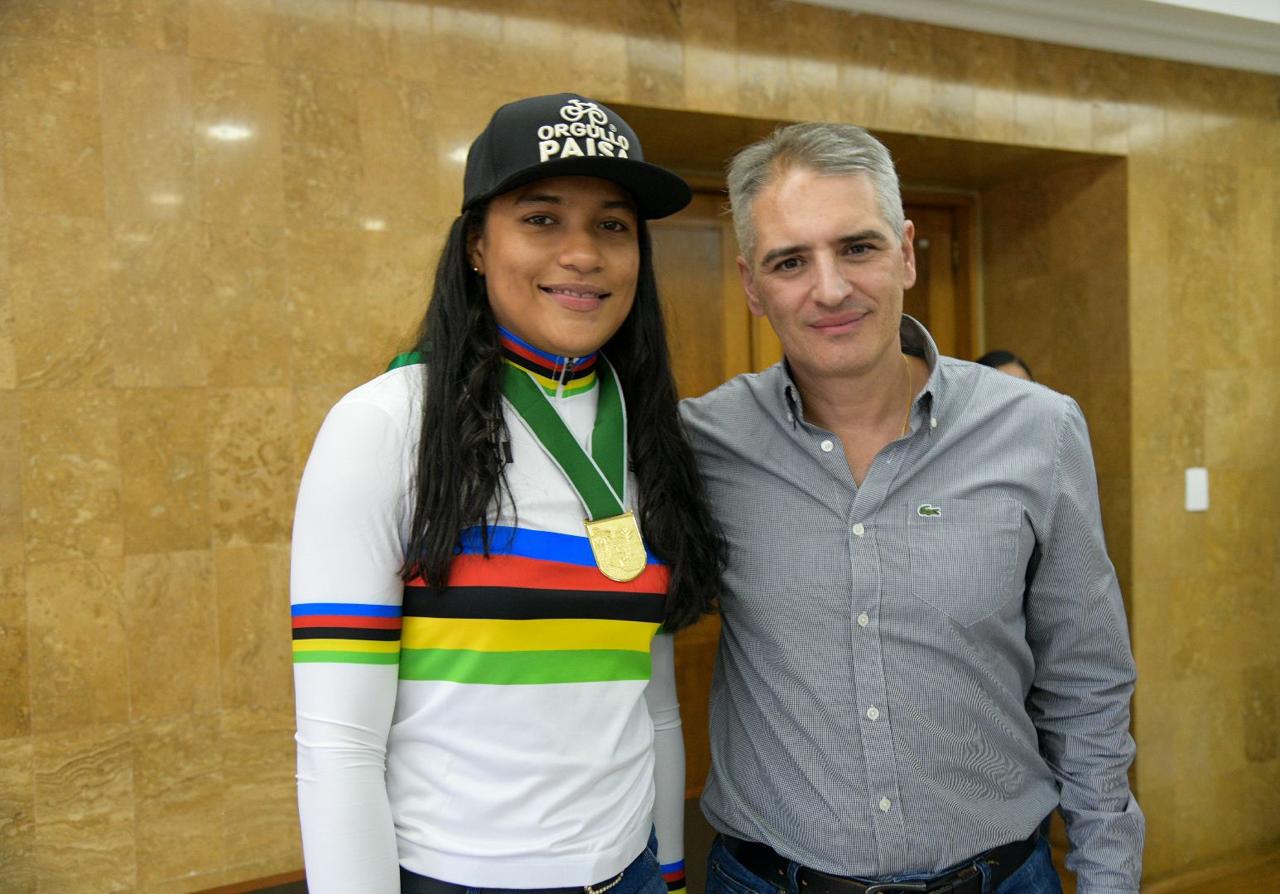 Stefany Lorena Cuadrado, la Joven estrella del ciclismo, es condecorada con el escudo de Antioquia por sus triunfos mundiales