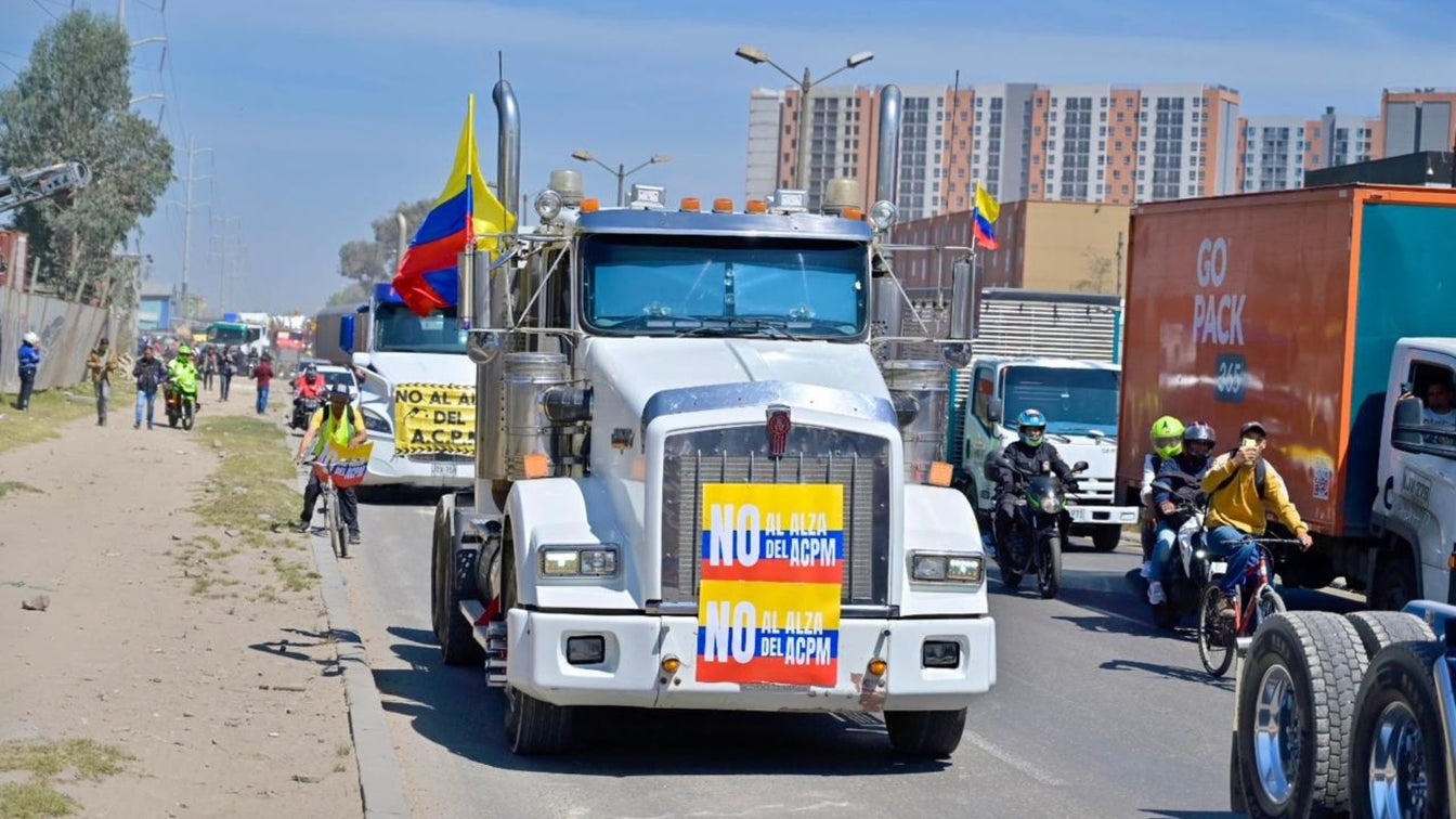 Crisis en el Transporte, Un Muerto, Bloqueos y Pérdidas Millonarias Marcan el Paro Nacional de Camioneros