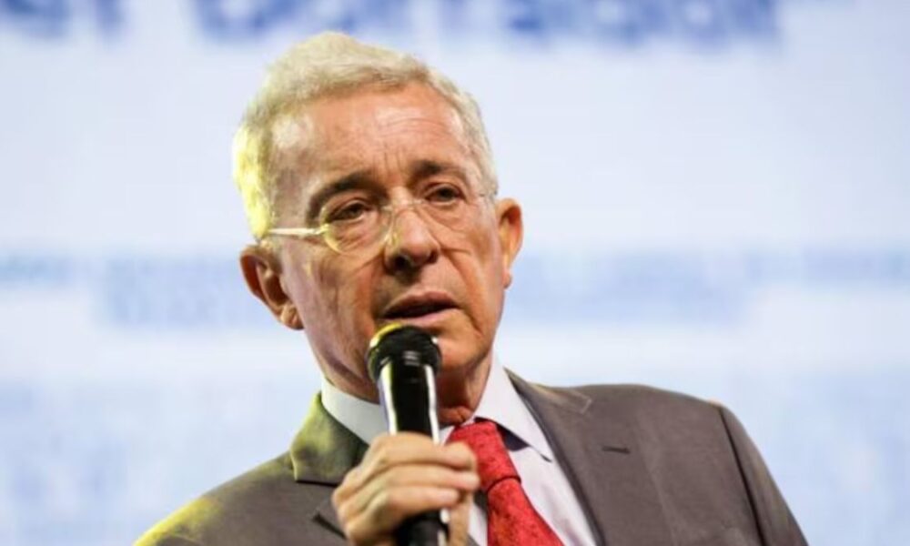 Álvaro Uribe denuncia posible nuevo atentado y lanza críticas al Gobierno Petro